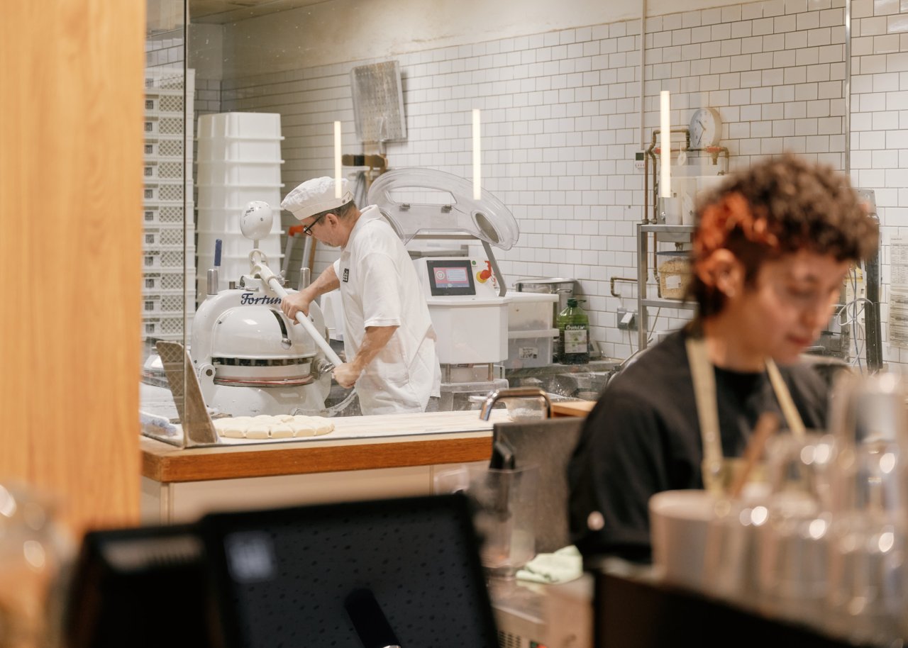 Einblick in die offene Backstube unserer Filiale in der Alten Sch&ouml;nhauser Stra&szlig;e 4 in Berlin.